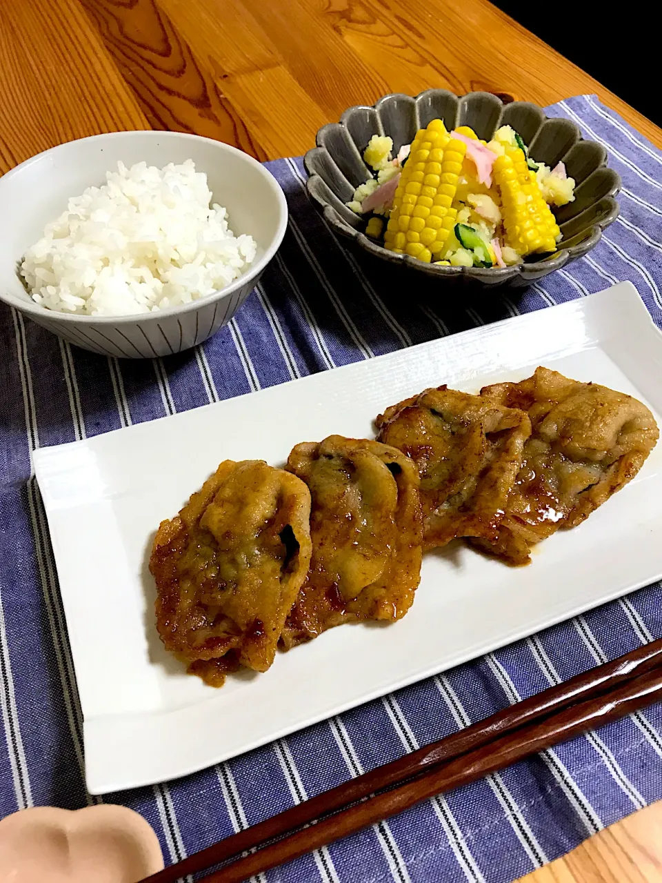 【sayaさんの料理 甘辛ポークのチーズ包みソテー】コーンとポテトサラダ|sayaさん