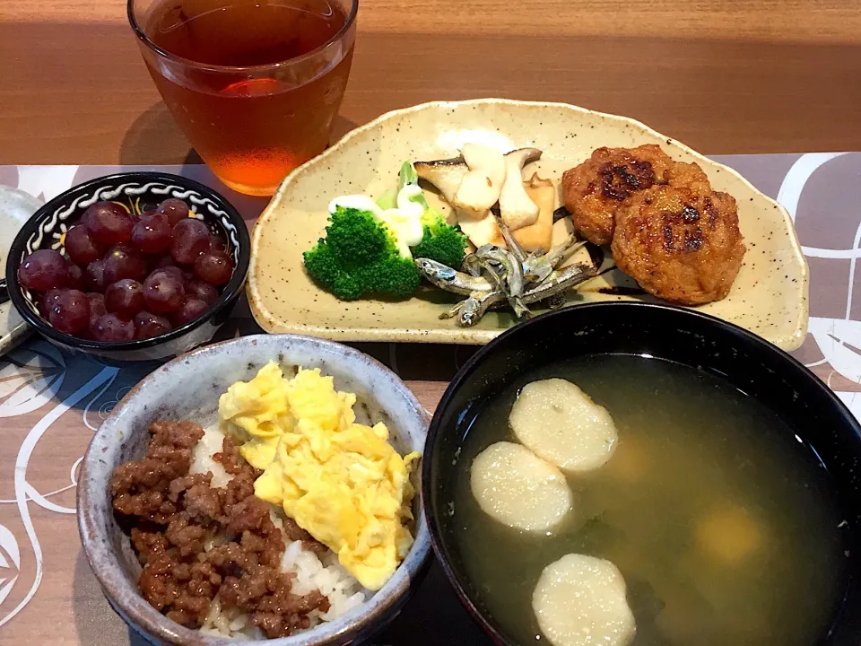 そぼろ丼、タコはんぺん付け焼、ブロッコリー、焼きエリンギ、田作り、豆腐とわかめと麩の味噌汁、デラウェア、ルイボスティー|かよちゃんさん