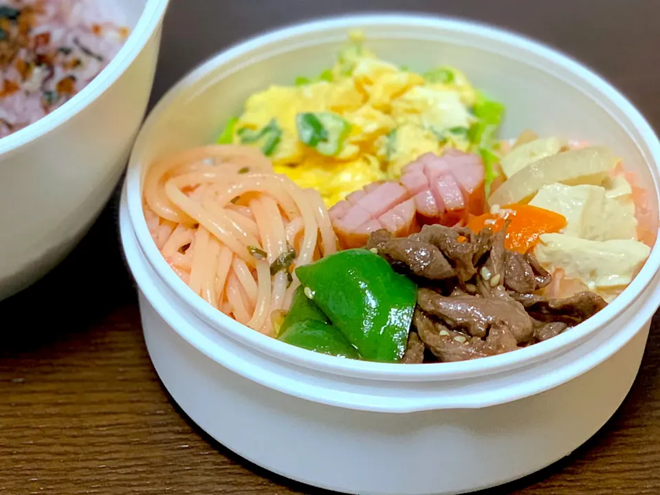 Snapdishの料理写真:🌸 牛肉とピーマンの甘辛ごま炒め 他弁当 🌸|たんちゃんさん