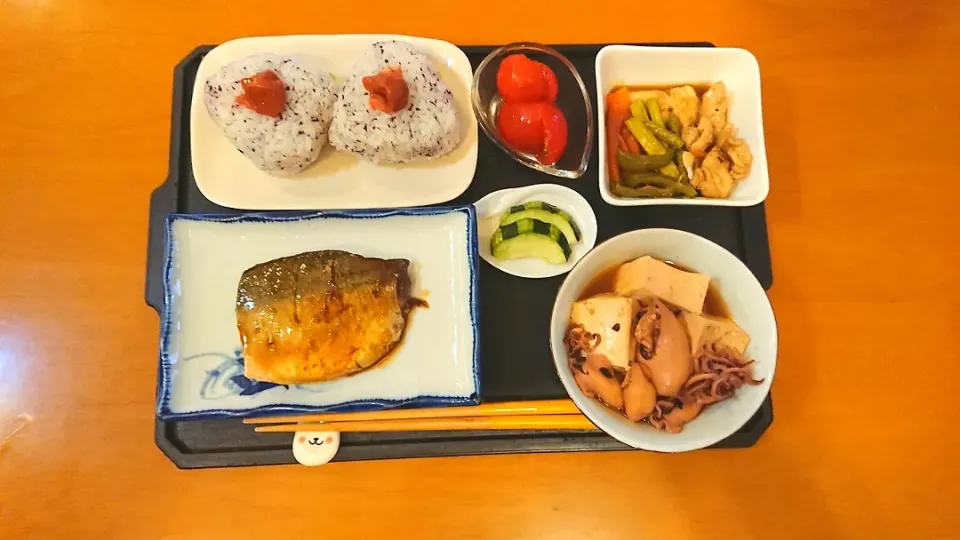 Snapdishの料理写真:アジの照り焼き ヒイカと豆腐の煮物  鶏肉と野菜の炒め物 甘酢トマト うり漬  おにぎり❕|chikakoさん