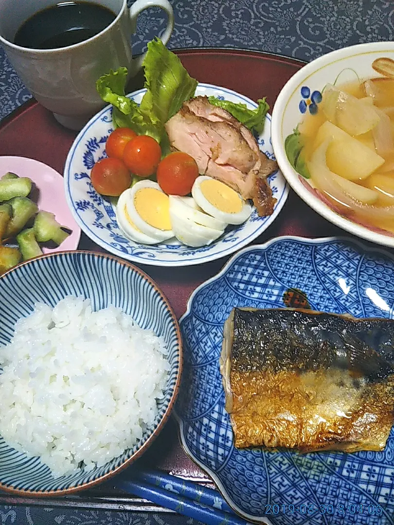 よねばーば朝ごはん
焼鯖、
じゃがいもと玉ねぎのスープ
茄子の糠漬け
サラダ、ご飯、コーヒー、|yoneばーばさん