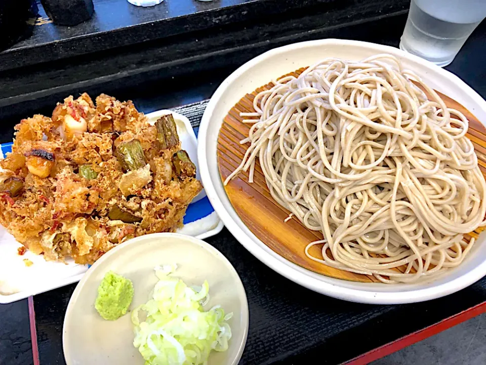 Snapdishの料理写真:ゲソかき揚げそば🦑大盛🌋|buhizouさん