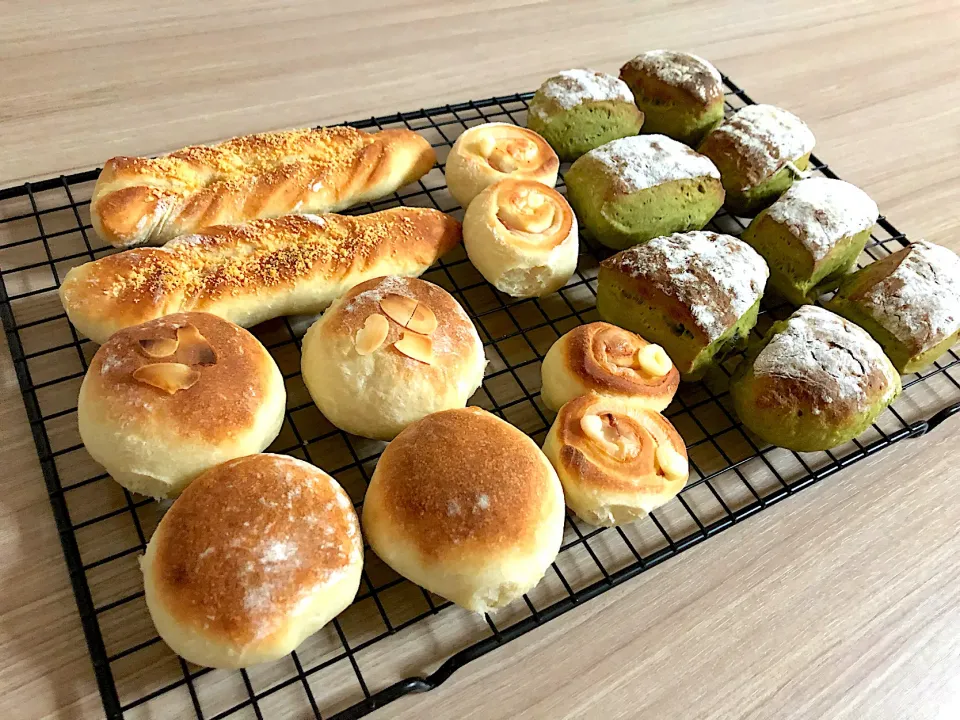 Snapdishの料理写真:ハムチーズパン、抹茶甘納豆パン、チョコパン、クリームチーズパン、粉チーズパン|きむらゆりかさん