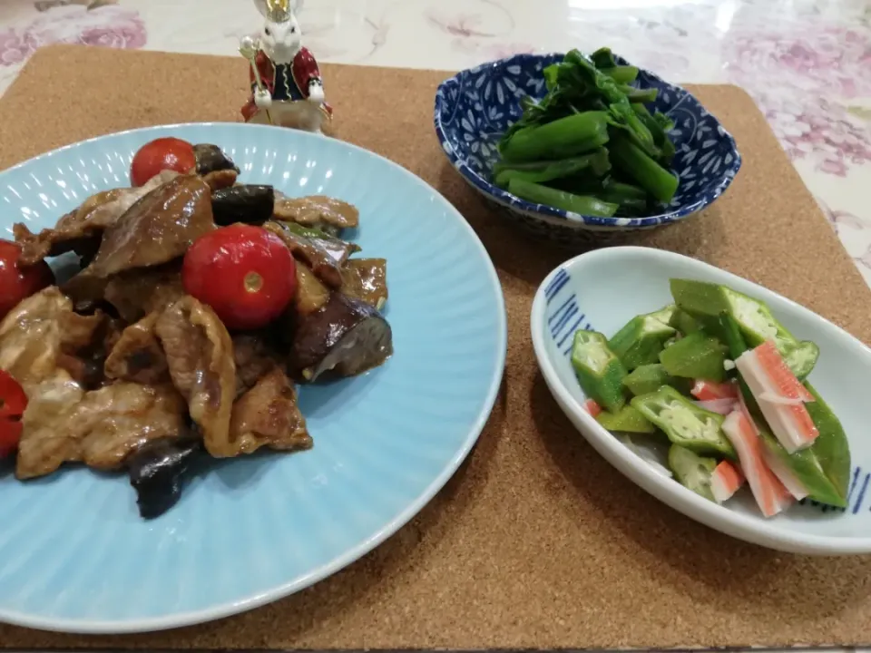 Snapdishの料理写真:令和元年8/30
在庫野菜のオイマヨ炒めつるむらさきのお浸しオクラとカニかまの梅酢和え😆|たえさん