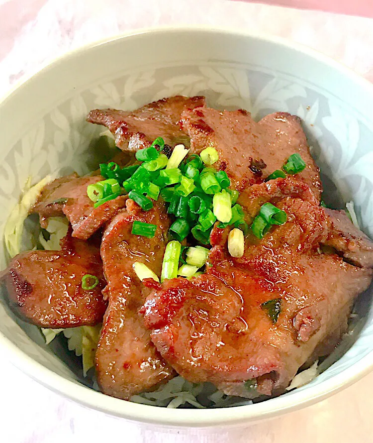 Snapdishの料理写真:牛タン丼|かっちゃん杉さん