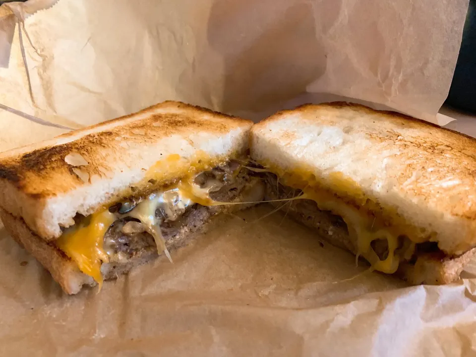 Snapdishの料理写真:Philly Cheese Steak Sandwich Takeout🥪|chan mitsuさん