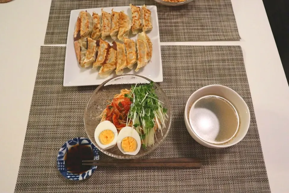 Snapdishの料理写真:今日の夕食 ビビンバそうめん、宇都宮みんみん餃子、わかめスープ|pinknari🐰🌈さん