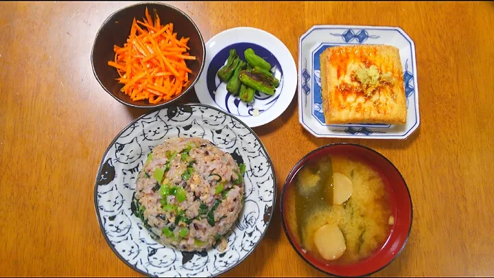 ８月１２日　ツナと小松菜の炒飯　厚揚げ　ししとう　にんじんサラダ　わかめとお麩のお味噌汁|いもこ。さん