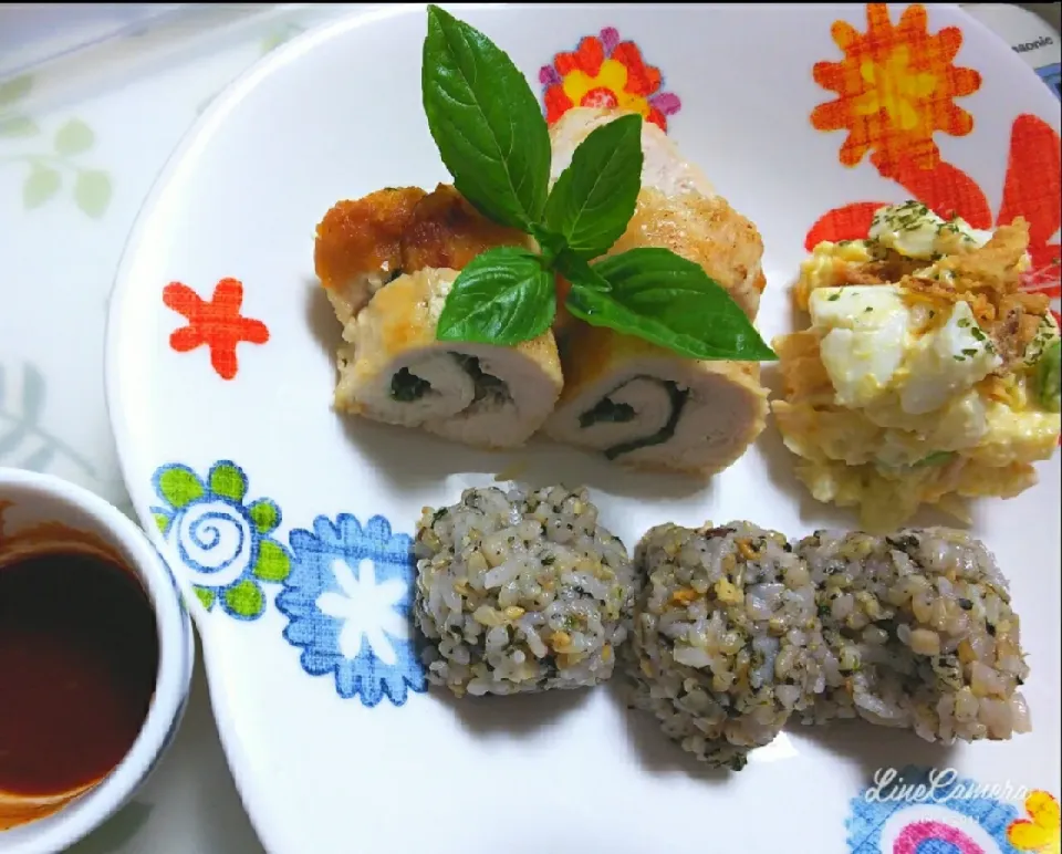 鶏むね肉のしそロール&アンチョビポテトサラダ&雑穀米の鯖ふりかけ🍙♪|アッキーさん