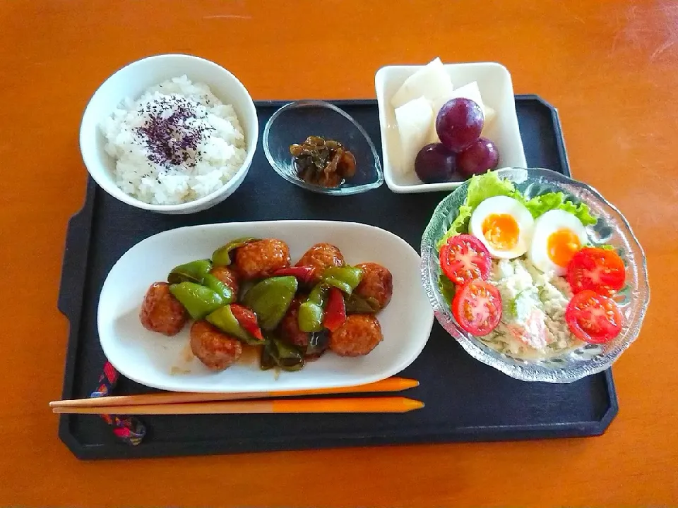 肉だんごとピーマンの甘酢炒め  おから入りポテトサラダ  シマ瓜佃煮  フルーツ|chikakoさん