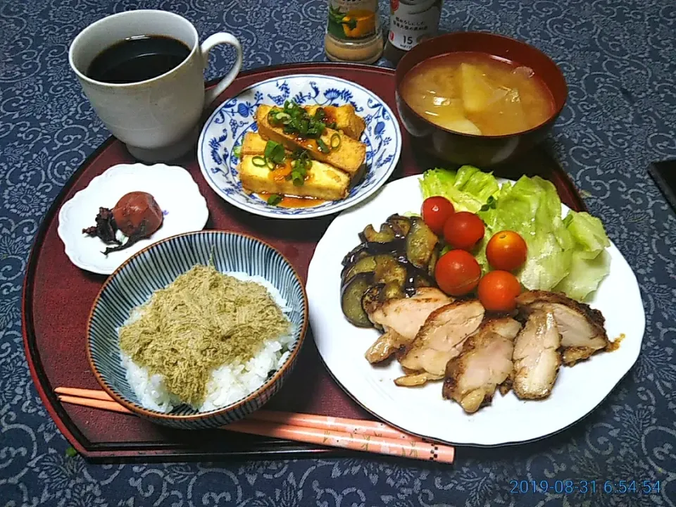 Snapdishの料理写真:よねばーばの朝ごはん
とろろ昆布ごはん
鶏肉と野菜の盛り合わせ
厚揚げ豆腐
玉ねぎとじゃが芋の味噌汁
梅干し、
コーヒー、|yoneばーばさん