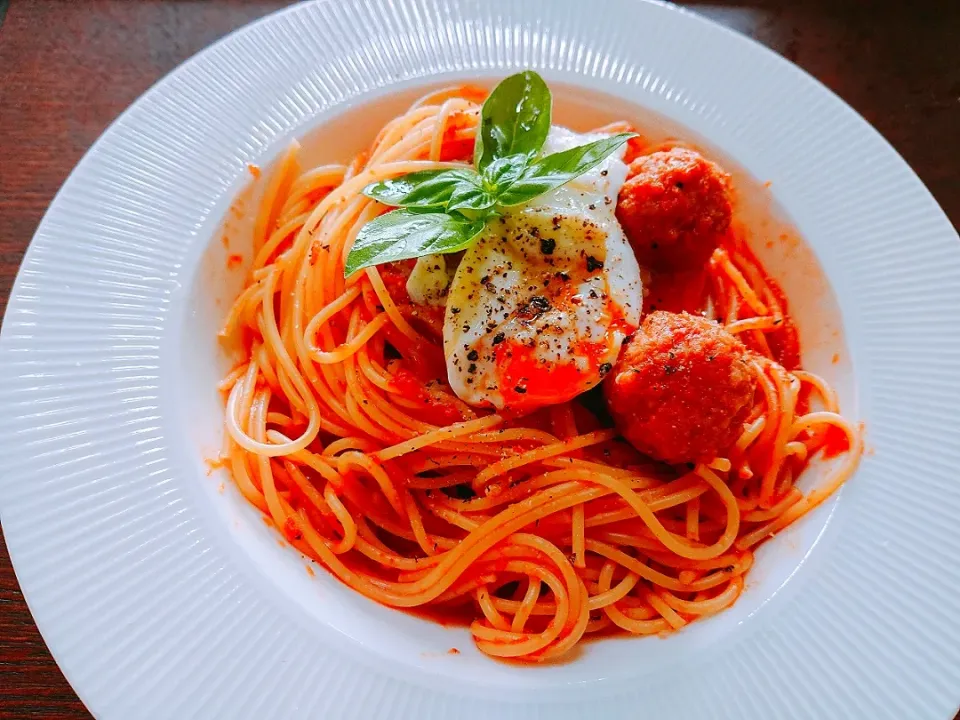 トマトジュースと作りおきミートボールを使った超手抜きのミートボールパスタ〰️🍝|quitaさん