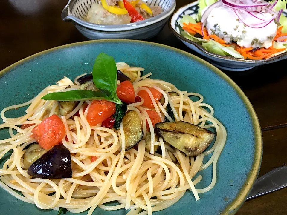 フレッシュトマトとなすとバジルのスパゲティ、バジルチキンサラダ、冬瓜のそぼろ煮|Namiko Kanoyaさん