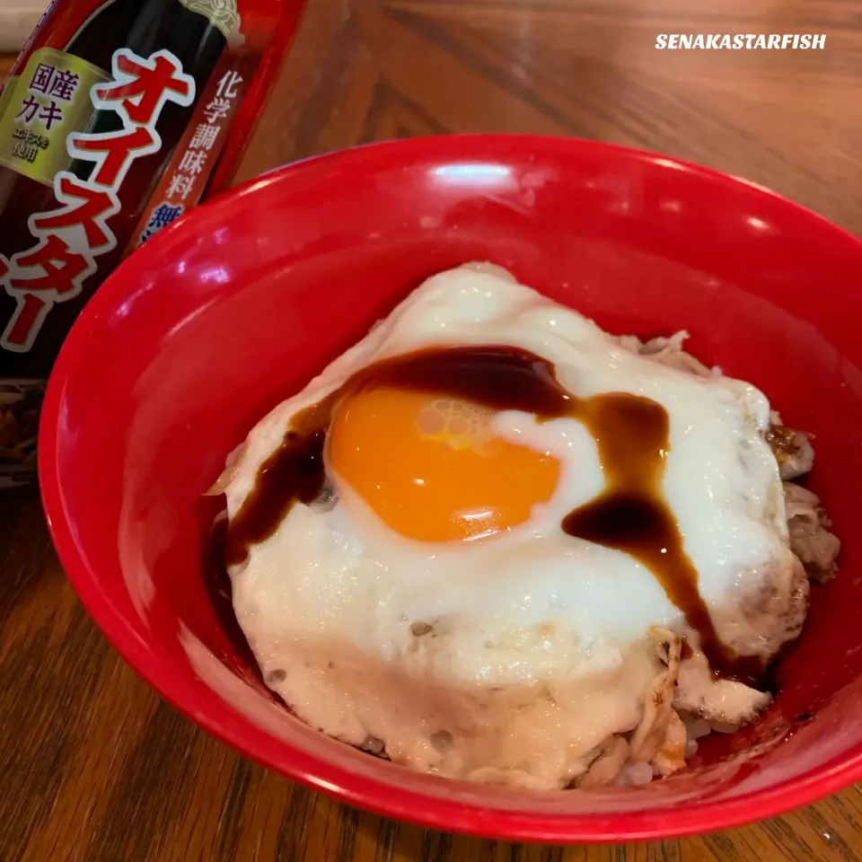 梁記嘉義鶏肉飯風 お肉の丼に目玉焼き オイスターソース掛け|愛さん