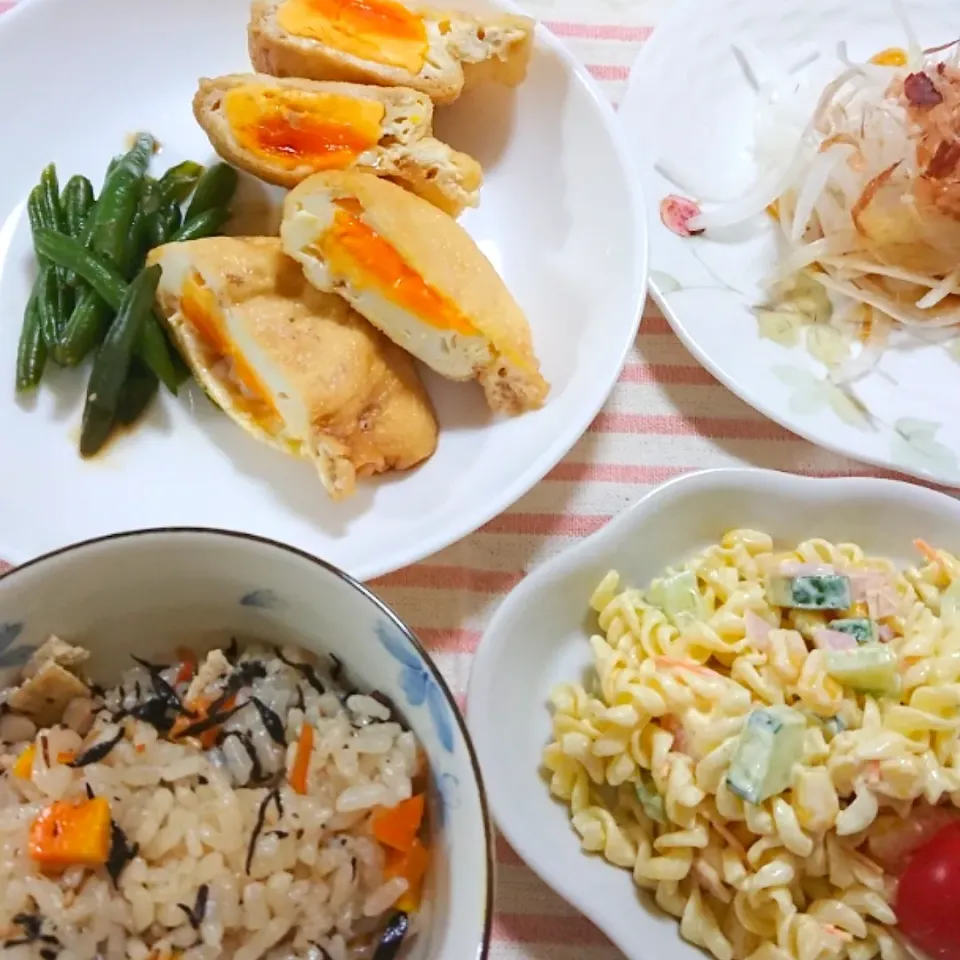 Snapdishの料理写真:炊き込みご飯にしました🍚
薄揚げに卵を入れて、大好きなインゲン豆と煮てみました✌️

玉ねぎスライスとオカカ
マカロニサラダ
ヤマモリの釜めし|🍒ふみりん🍒さん