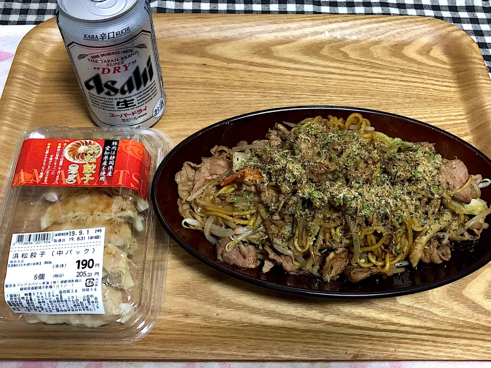 今日の夕食 ☆富士宮焼きそば ☆浜松餃子 ☆ビール🍺|まぁたんさん