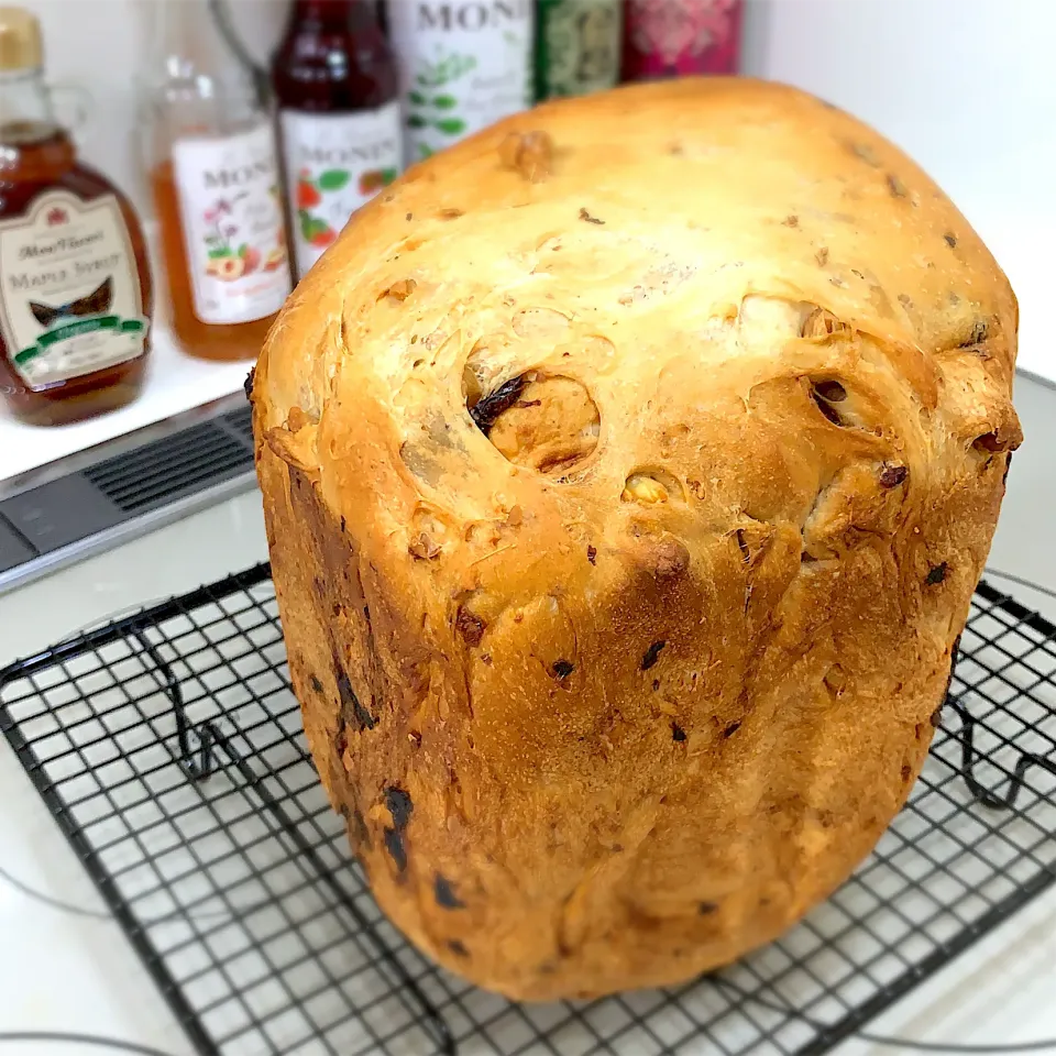 Snapdishの料理写真:胡桃レーズン食パン🍞|akubiさん