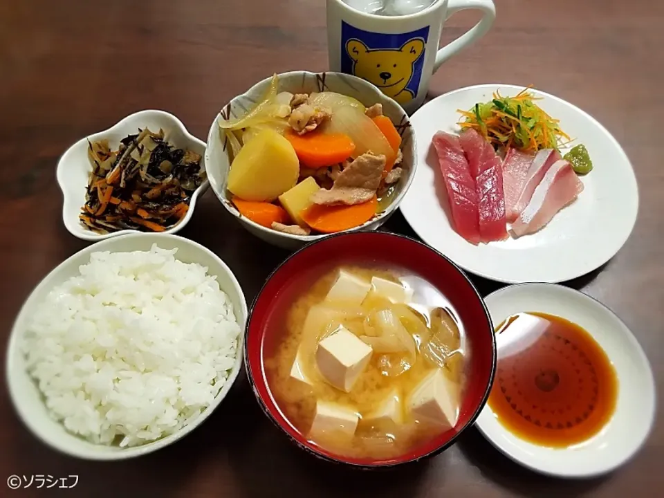 今日の晩ご飯だよ(*^^*)
★刺身
★肉じゃが
★ひじき煮
★豆腐の味噌汁|ソラシェフさん