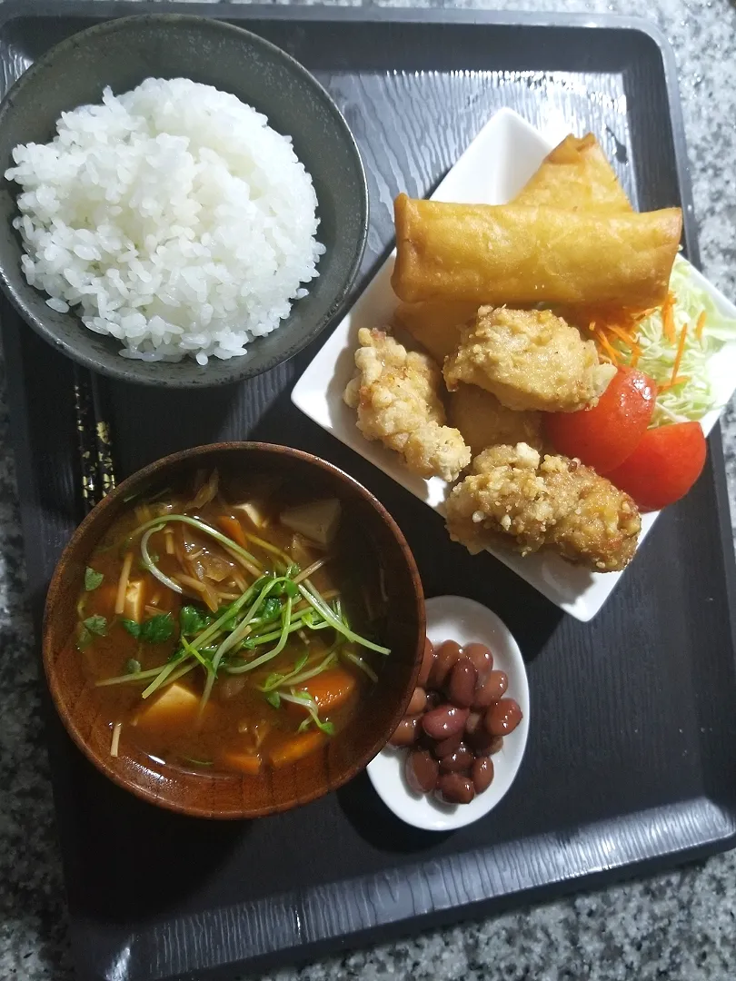 チーズポテト春巻き
からあげ
煮豆
味噌汁|あぁちゃんさん