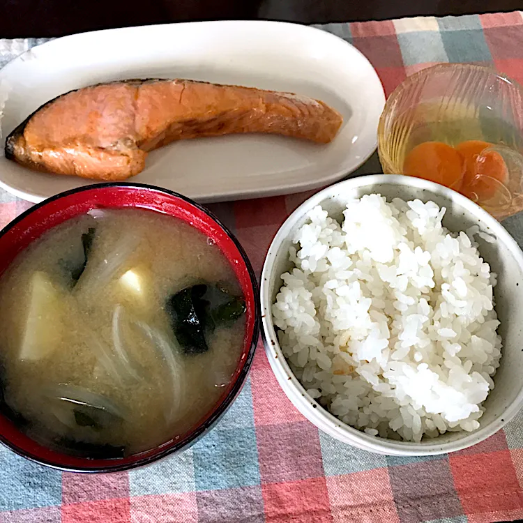 焼鮭、玉ねぎとじゃがいもの味噌汁、卵|純さん