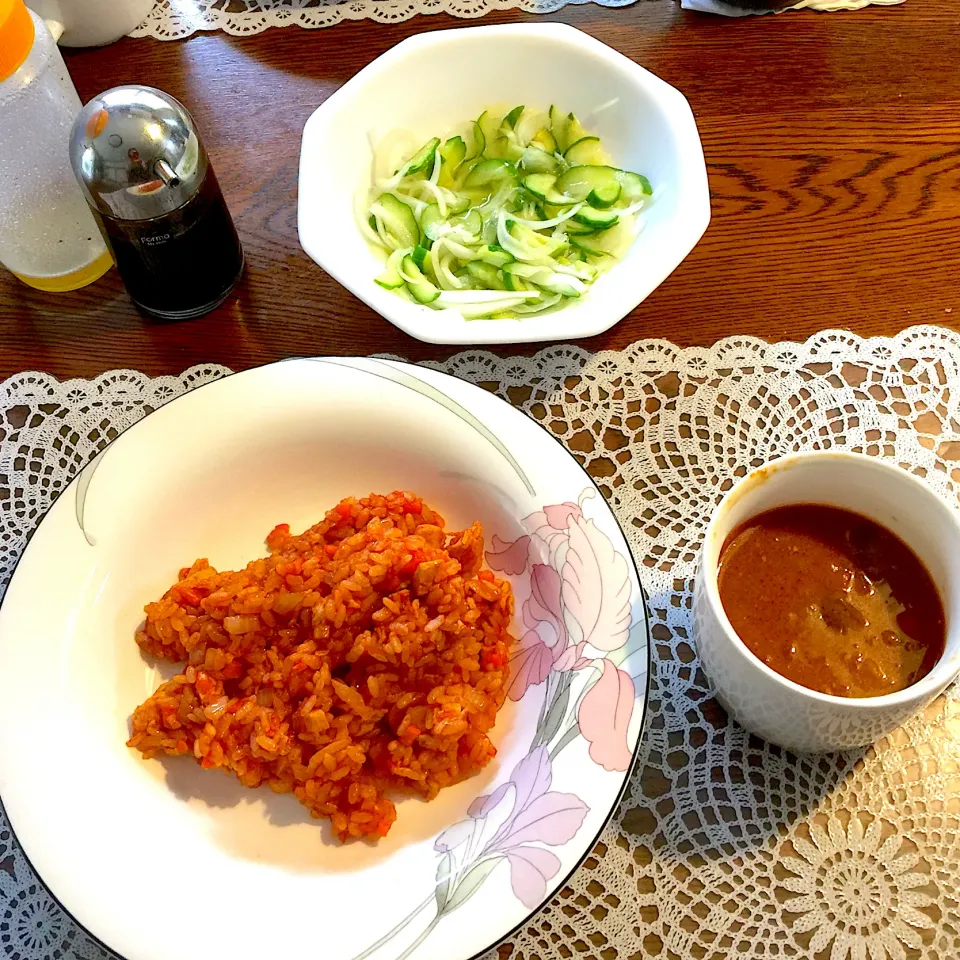 バターチキンカレーリメイクチキンライスと、        カレースープ、サラダ|yakinasuさん