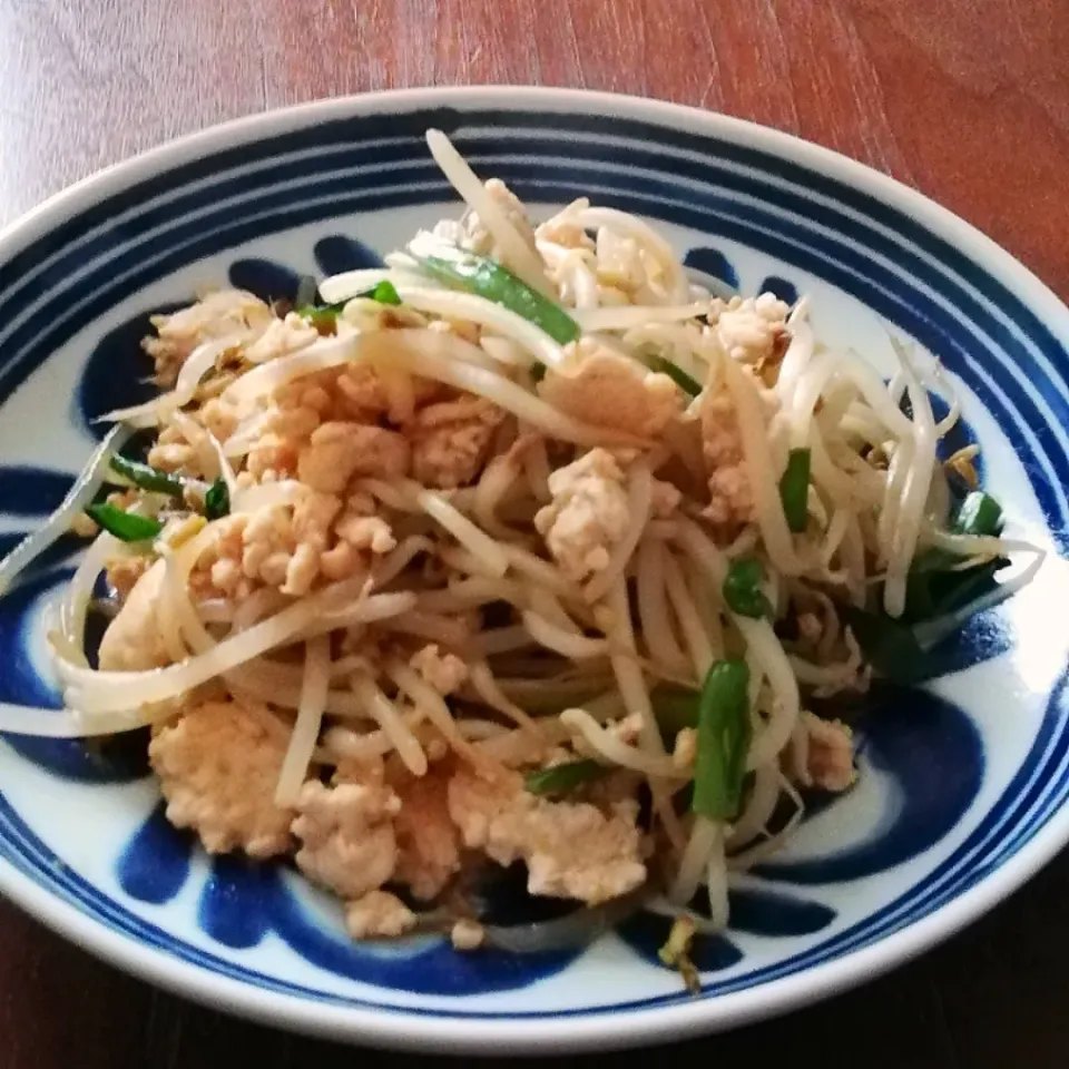 鶏ひき肉ともやしとニラの炒め物
しょうが風味|ほっこりらさん