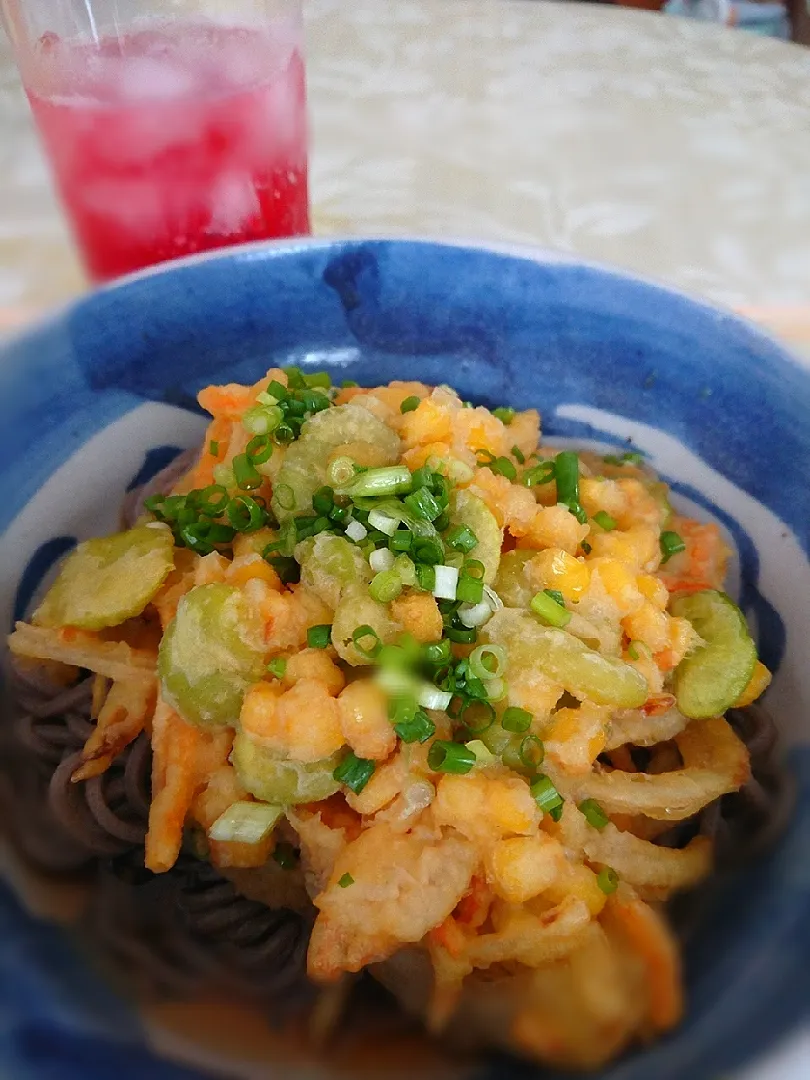 お昼は冷たいかき揚げ蕎麦
かき揚げはスーパーのです☺️|🍒ふみりん🍒さん