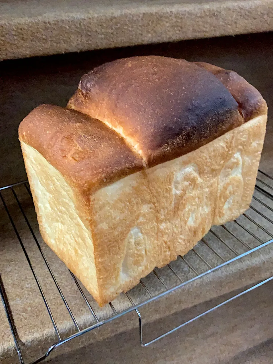 ハード山食焼けたよ〜〜またやっちゃった💧発酵してるの忘れてて過発酵💧キノコみたいになってしまった💧|yukomamachanさん