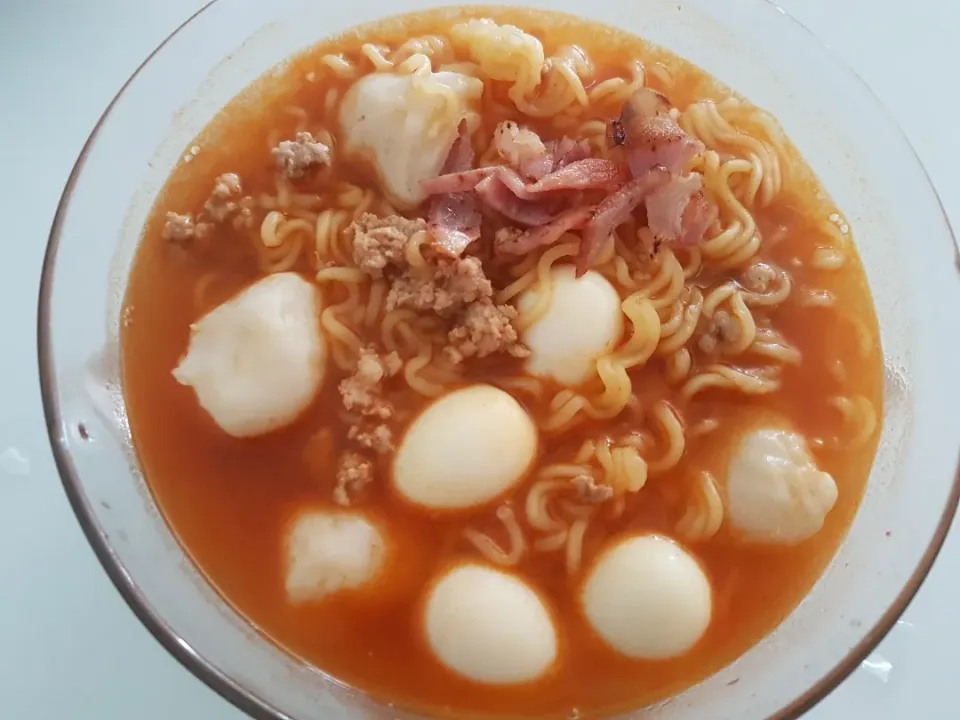 Spicy Samyang Noodles with fishballs quail eggs and bacon toppings 😍😘|🌷lynnlicious🌷さん