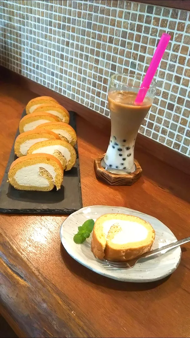 Snapdishの料理写真:大豆粉にきな粉クリームのロールケーキ|きみちさん