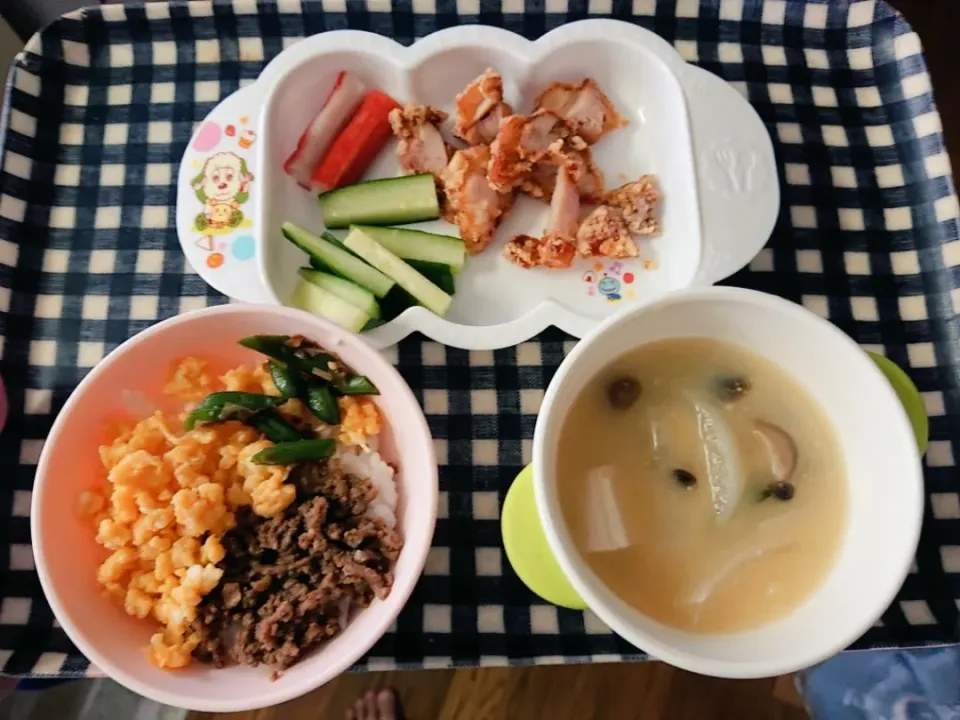 Snapdishの料理写真:ある日の幼児食
三色丼、きのこと豆腐の味噌汁、鶏のからあげ|なおさん