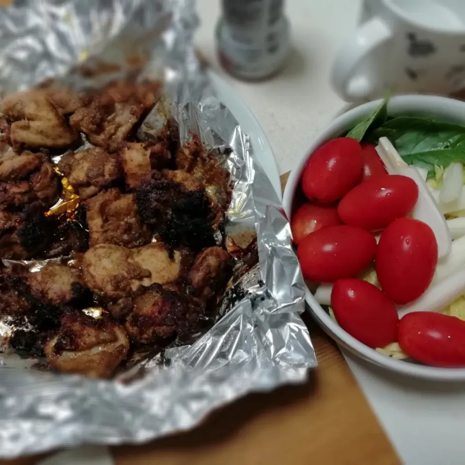 タンドリーチキン 魚焼き機で焦げた😅
セロリ🍅とまとバジルサラダは娘作👧|エスニックナーサーンさん