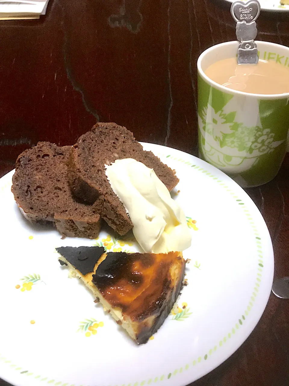 バスク風チーズケーキとココアスポンジケーキ😁サイズが合わなくて高さ出ない‪‪💦‬|ちーさん