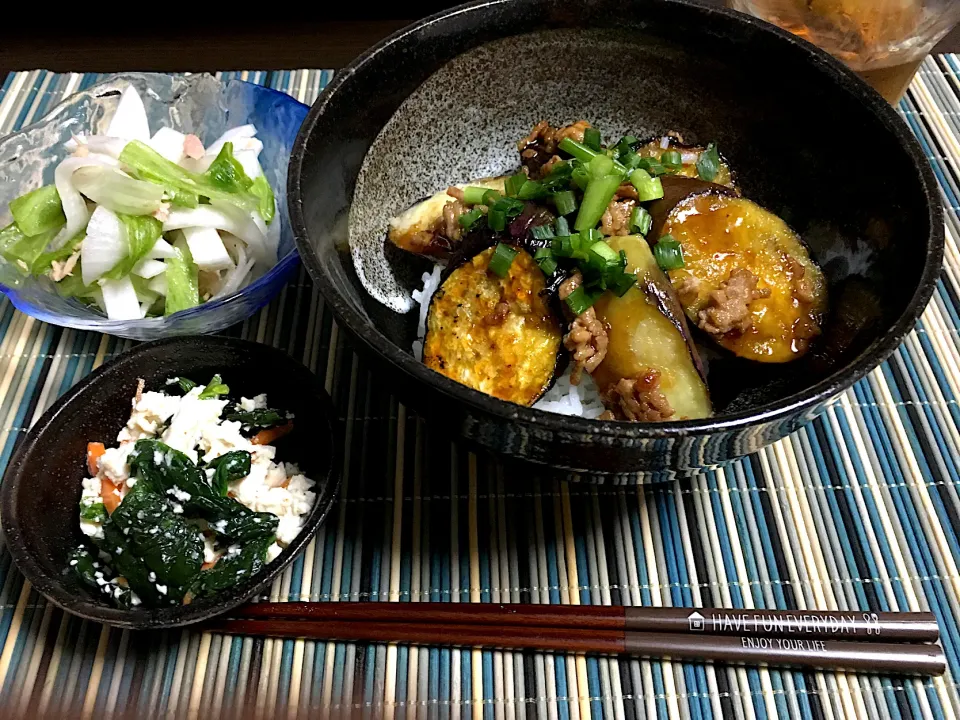 茄子丼、大根とツナのサラダ、ほうれん草の白和え|ちぐあささん