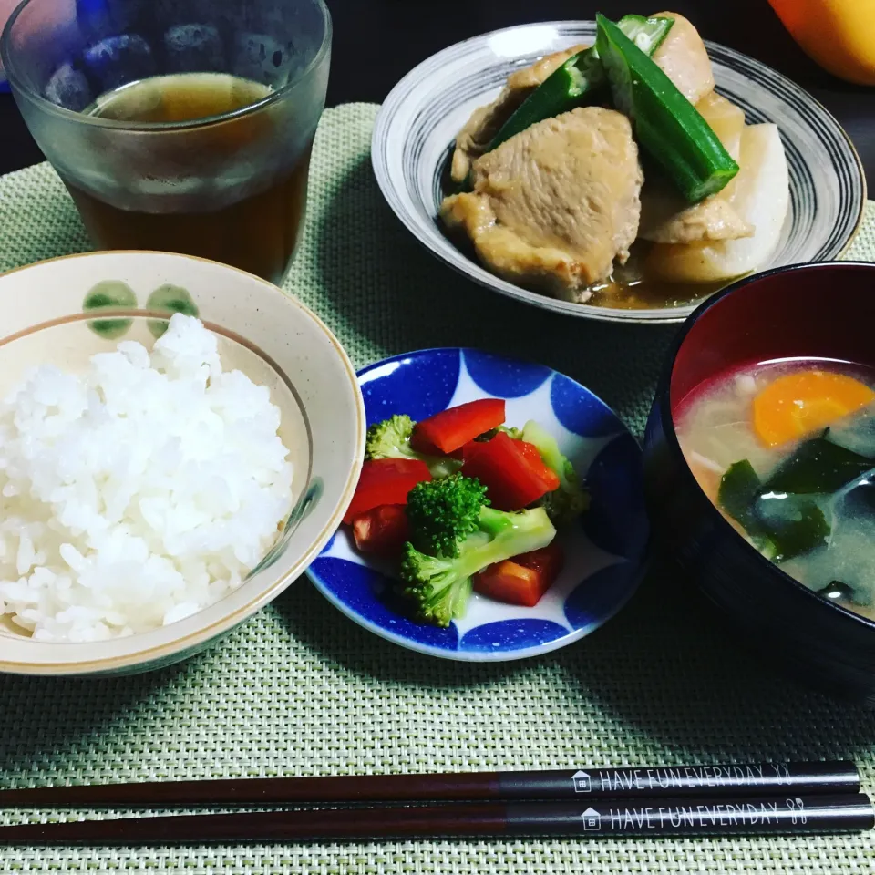 Snapdishの料理写真:鶏むね肉と大根の煮物、パプリカのピクルス、味噌汁|ちぐあささん