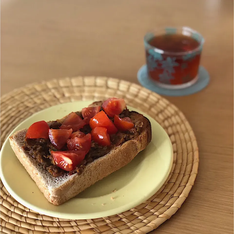 カレートースト トマトのっけ／Dry Curry on Toast, Tomato🍅🍞|angiee♡さん