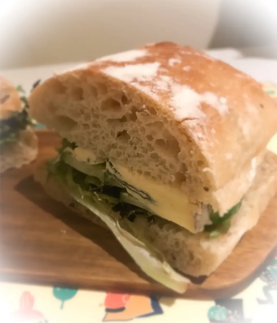 チャバタで野菜チーズサンド🧀かりふわもっち〜〜パン🍞美味すぎ❣️|YOさん