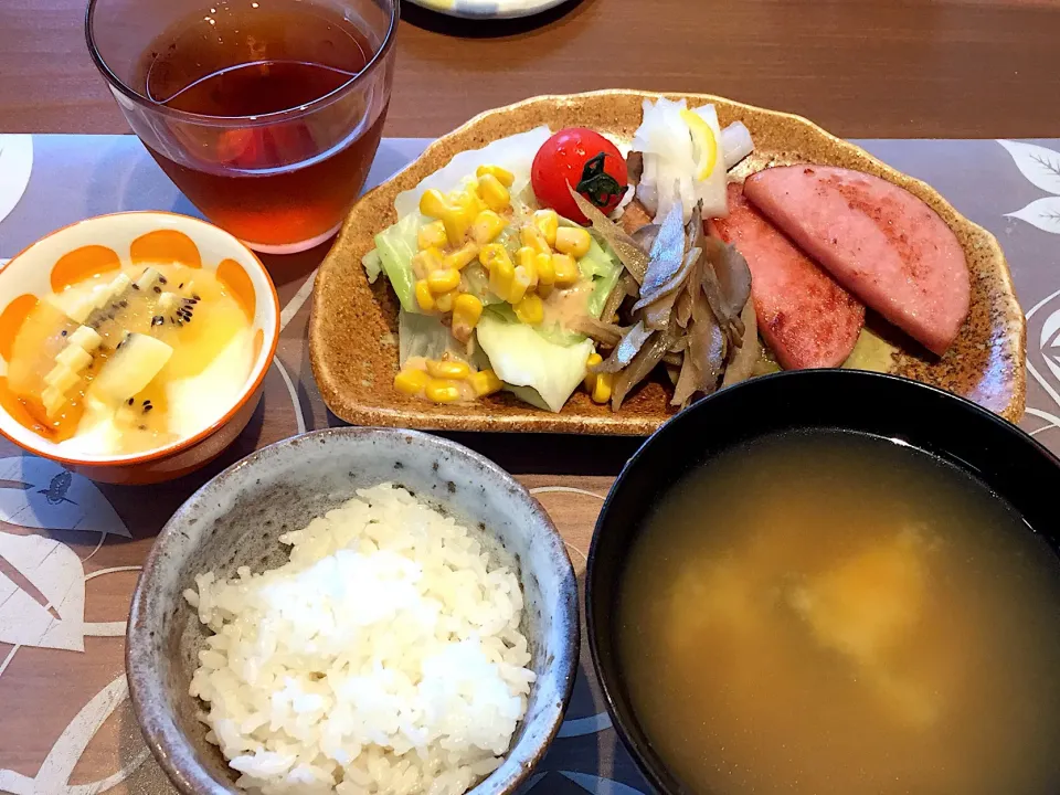 Snapdishの料理写真:朝ごはん
ハムステーキ、きんぴらごぼう、茹でキャベツ、コーン、プチトマト、柚子大根、白米、かぼちゃと揚げの味噌汁、サンゴールド添えヨーグルト、ルイボスティー|かよちゃんさん