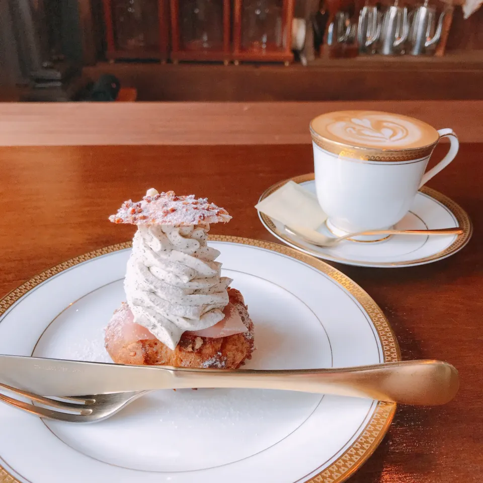 シュークリーム   紅茶クリームと桃🍑|ちゃみこさん