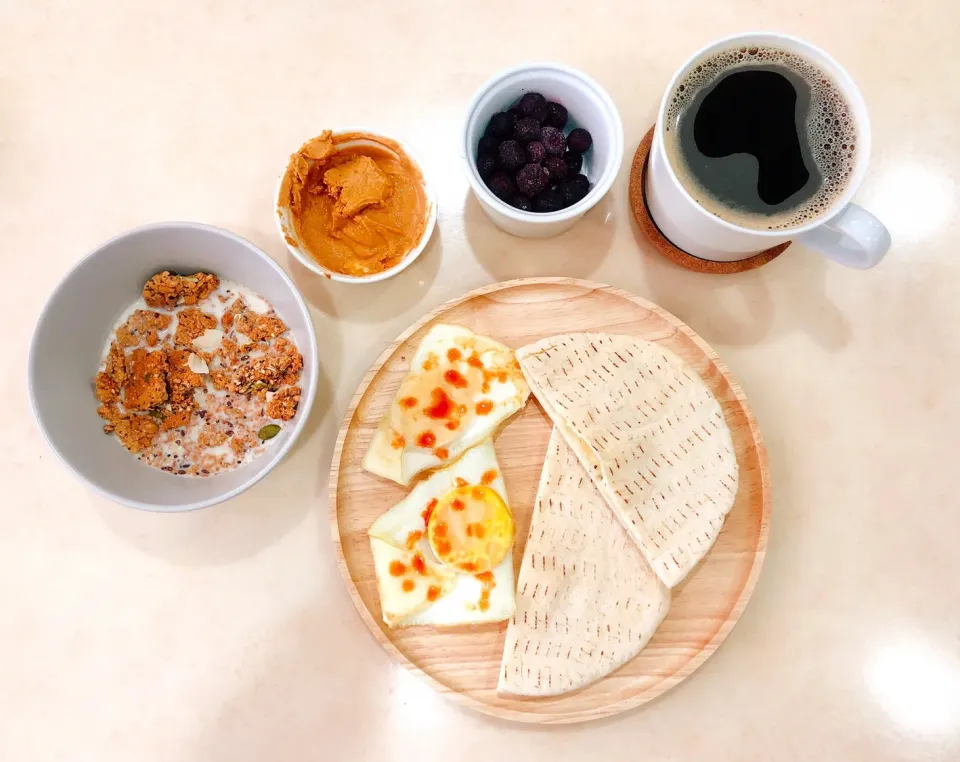 🥯日常の朝ごはん🍞 ピーナッツ&ペッパーチーズ PITA bread ver.|Rina (˶‾᷄ ⁻̫ ‾᷅˵)さん