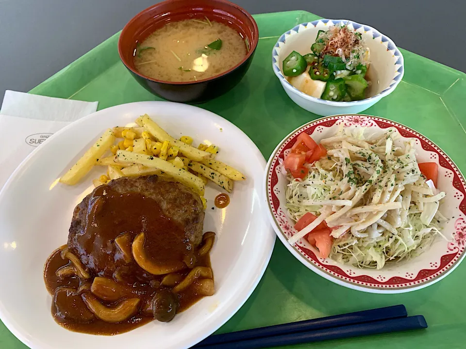 ハンバーグきのこソース、おくら豆腐、ごぼうサラダ、味噌汁|Tadahiko Watanabeさん