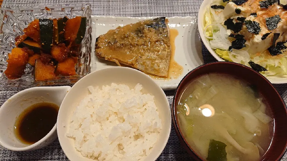 Snapdishの料理写真:🐟サバの味噌煮
豆腐サラダ、カボチャの甘辛焼き、お味噌汁|くみけるさん