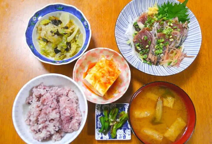 ８月１７日　かつおのたたき　冷奴　レタスと大葉の和え物　ししとう　ごぼうと油揚げのお味噌汁|いもこ。さん