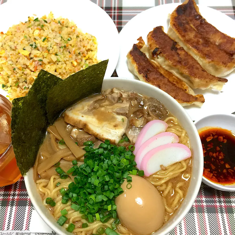 家の豚骨醤油ラーメンと炒飯、銀座天龍のジャンボ餃子|まみっこさん