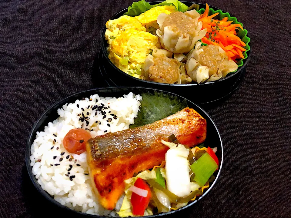 Snapdishの料理写真:9／2(月)昼食 #昼ごはん #弁当  •焼き鮭/浅漬け野菜/梅干しご飯  •大根菜入りの玉子焼き/しゅうまい/人参甘酢|おさんどんさん