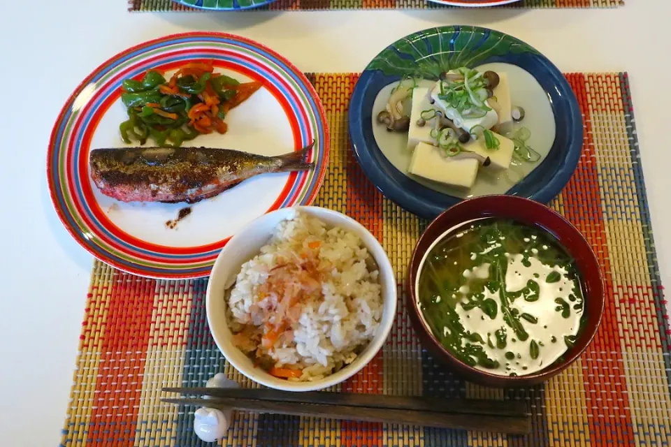 今日の夕食 いわし明太子、ピーマンのきんぴら、高野豆腐の煮物、舞茸の塩麹炊き込みご飯、豆苗の味噌汁|pinknari🐰🌈さん