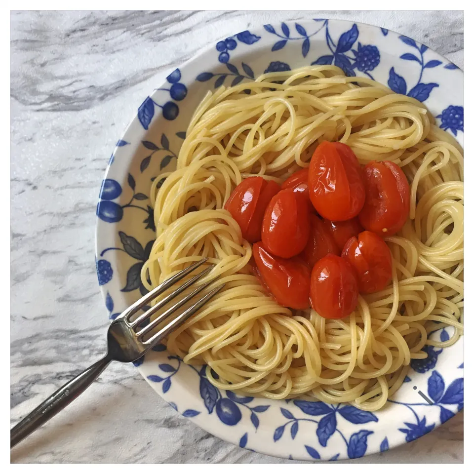 Snapdishの料理写真:トマトソースでないトマトのスパゲッティ|izoomさん