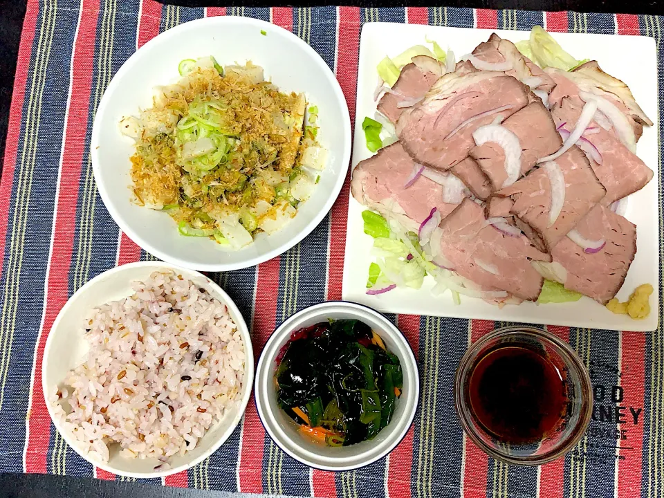 ローストビーフサラダ🥗オクラ長芋めかぶネバネバ納豆 海藻サラダ 雑穀米|yumyum😋さん