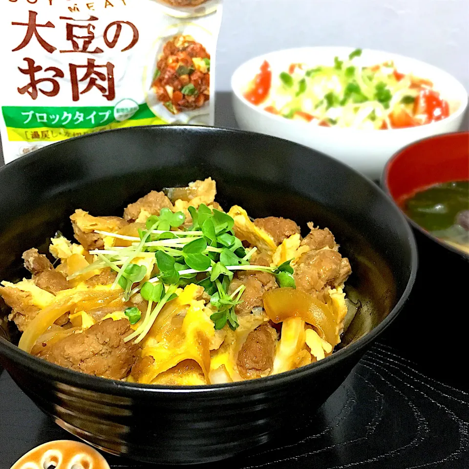 大豆のお肉と玉葱の甘辛卵とじ丼               〜大豆のお肉 ブロックタイプ〜|momono1さん