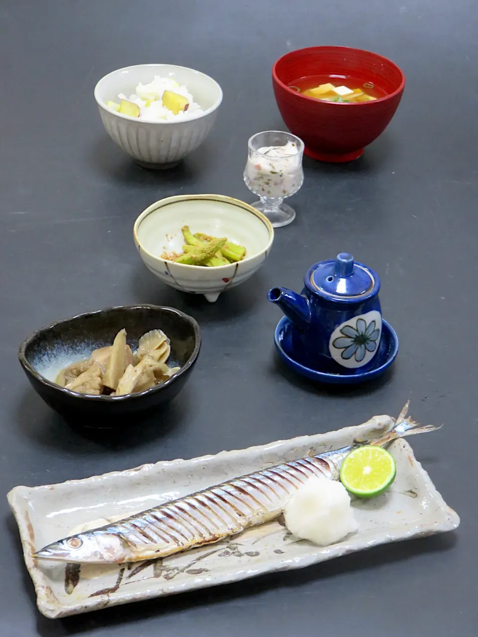 今晩は、秋刀魚の塩焼き、里芋煮、アスパラガス胡麻和え、とろろ芋、豆腐と茸の味噌汁、さつまいもご飯|akazawa3さん